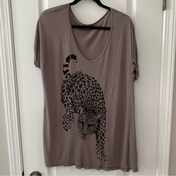 Lauren Moshi taupe v-neck tee with leopard cat graphic - Picture 1 of 5